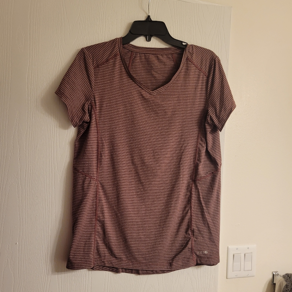 🟣 Burgundy Ascend Vneck - Picture 5 of 8